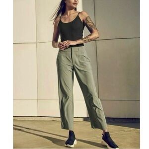Athleta Tribeca Utility Crop Lightweight Laurel Olive Green Womens Size 8